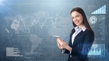 Güzel kadın kıyafetli bir dokunmatik yüzey seyir stüdyo arka plan boşaltmak ile boyalı. İş kavramı.