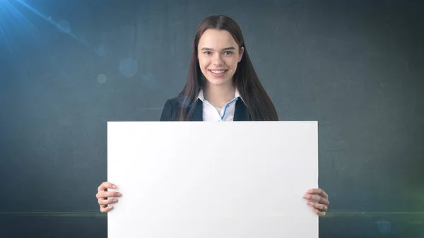 Leende business kvinna stående med Tom vit tavla på grå isolerade. kvinnlig modell med långt hår. — Stockfoto