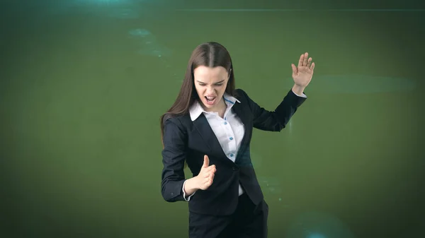 Primer plano retrato gritando mujer de negocios levantando las manos en el ataque aéreo con kung foo chop . —  Fotos de Stock