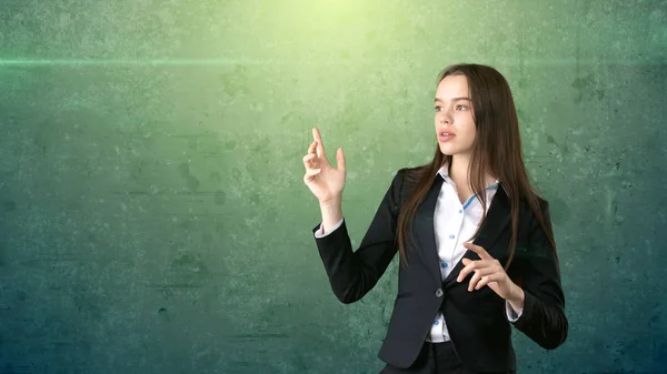 Joven retrato de mujer de negocios atractiva en traje con pie y mano, fondo de estudio aislado con copyspace . — Foto de Stock