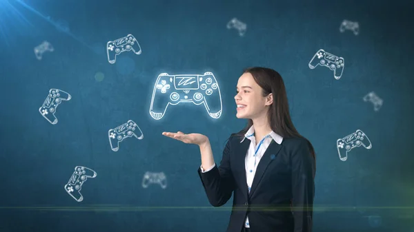 Portret van de jonge vrouw die houdt van gamers joystick op de open handpalm, over getekende studio achtergrond. Bedrijfsconcept. — Stockfoto