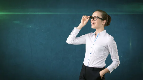 Portrait de femme d'affaires en jupe blanche sur fond isolé. Modèle levant les yeux avec interdiction de cheveux, lunettes orange et noires . — Photo