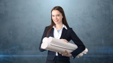 Bina, geliştirme, consrtuction ve mimari konsept - gülümseyen güzel iş kadını ile blueprint takımı