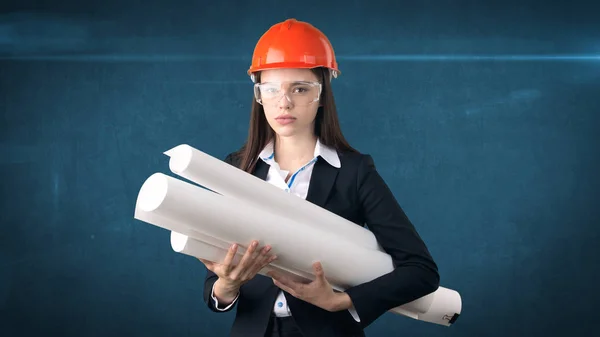 Construyendo, desarrollando, consrtuction y concepto de arquitectura-mujer de negocios en casco naranja con gafas y plano . — Foto de Stock