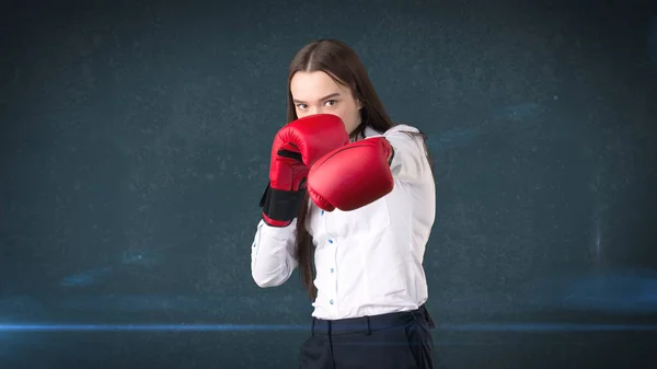 Joven vestido de mujer hermosa en camisa blanca de pie en pose de combate con guantes de boxeo rojo. Concepto empresarial . —  Fotos de Stock