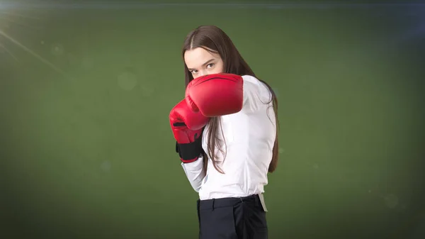 아름 다운 젊은 여 자가 빨간 권투 장갑 전투 포즈에 서 있는 흰 셔츠에 드레스. 비즈니스 개념. — 스톡 사진