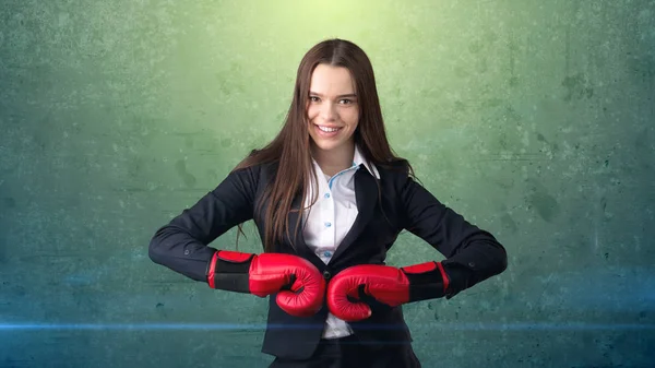 Joven hermosa mujer en traje negro y camisa blanca de pie en la pose de combate con guantes de boxeo rojo. Concepto empresarial . —  Fotos de Stock