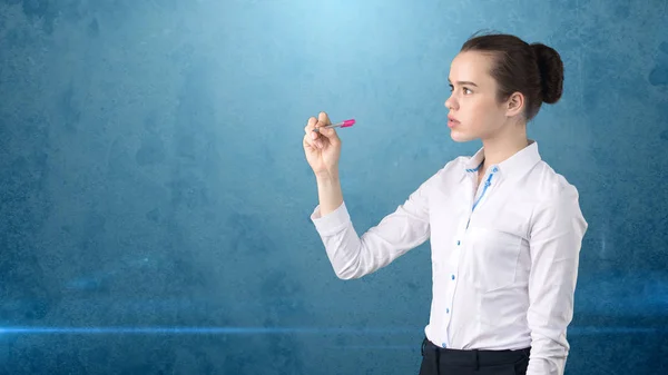 Mujer hermosa joven en falda blanca con la escritura de la pluma en la pantalla. Concepto de negocio con copyspace.Isolated fondo —  Fotos de Stock