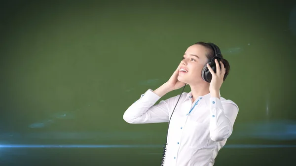 Mujer de negocios en falda blanca relajante escuchando música en auriculares estéreo con sonrisa dichosa. Fondo aislado  . — Foto de Stock