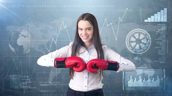 Joven vestido de mujer hermosa en traje de pie en pose de combate con guantes de boxeo rojo. Concepto empresarial . —  Fotos de Stock