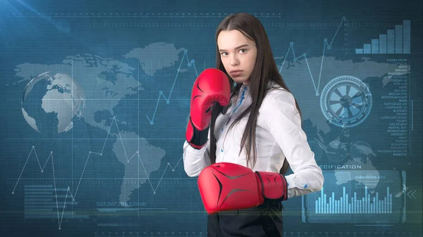 Joven vestido de mujer hermosa en camisa blanca de pie en pose de combate con guantes de boxeo rojo. Concepto empresarial . —  Fotos de Stock