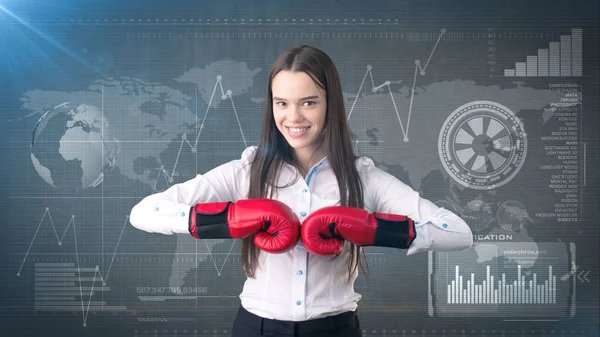 Joven vestido de mujer hermosa en traje de pie en pose de combate con guantes de boxeo rojo. Concepto empresarial . —  Fotos de Stock