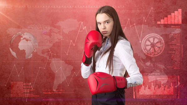 Joven vestido de mujer hermosa en camisa blanca de pie en pose de combate con guantes de boxeo rojo. Concepto empresarial . —  Fotos de Stock