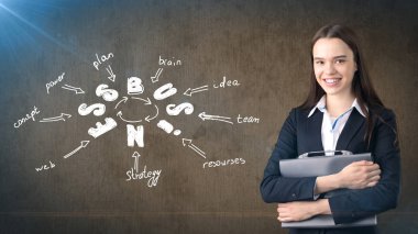 Kadın takım elbise holding evrak çantası üzerinde çizilmiş bir iş fikir kroki ile duvarının yakınında. Başarılı bir iş kavramı.