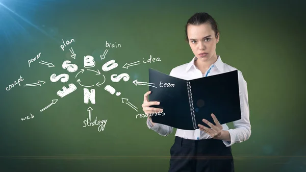 Mujer en un traje que sostiene informe cerca de la pared con un boceto de la idea de negocio dibujado en él. Concepto de negocio exitoso . — Foto de Stock