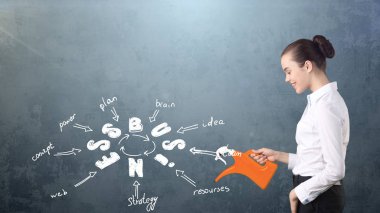 Bir takım elbise duvara yakın sulama üzerinde çizilmiş bir iş fikir kroki ile içinde güzellik kız. Başarılı bir işkadını kavramı.