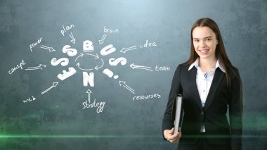 Kadın takım elbise holding evrak çantası üzerinde çizilmiş bir iş fikir kroki ile duvarının yakınında. Başarılı bir iş kavramı.