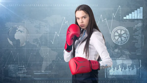 Jovem bela mulher vestido em camisa branca em pé em pose de combate com luvas de boxe vermelho. Conceito de negócio . — Fotografia de Stock