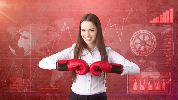 Joven vestido de mujer hermosa en traje de pie en pose de combate con guantes de boxeo rojo. Concepto empresarial . —  Fotos de Stock