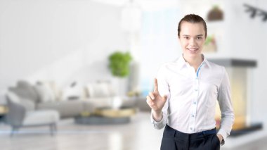 Genç iş kadını iç arka plan üzerinde