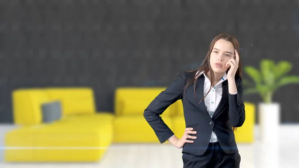 Jeune femme d'affaires sur fond intérieur — Photo