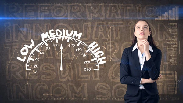 Güzellik işkadını kelimeler pazarlama ile boyalı arka plan üzerinde. Reklam, yatırım ve iş planı kavramı