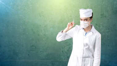 Üniformalı güzel tıbbi kadın doktor. Arka plan boyalı stüdyo. Karlı sağlık kavramı.