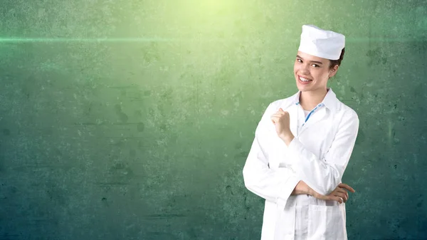 Bella dottoressa in uniforme. Studio dipinto sfondo. Concetto di assistenza sanitaria redditizia . — Foto Stock