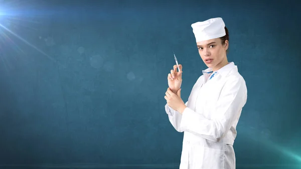 Krásná žena zdravotní lékař v uniformě. Studio, malované pozadí. Koncept ziskové zdravotní péče. — Stock fotografie