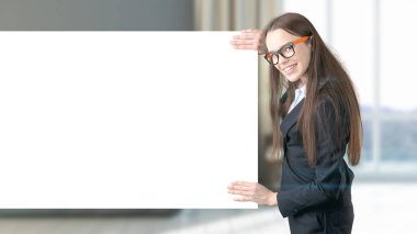 Genç güzel iş kadını ve yaratıcı tasarımcı mevsimlik iç arka plan üzerinde duran