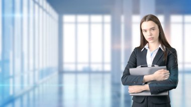 Genç güzel iş kadını ve yaratıcı tasarımcı mevsimlik iç arka plan üzerinde duran