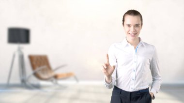 Genç güzel iş kadını ve yaratıcı tasarımcı mevsimlik iç arka plan üzerinde duran