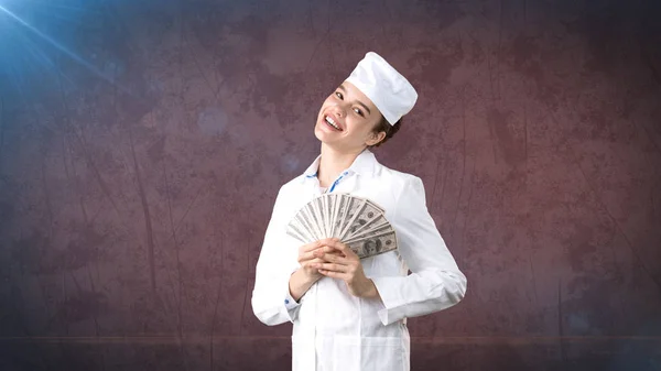 Bella dottoressa in uniforme. Studio dipinto sfondo. Concetto di assistenza sanitaria redditizia . — Foto Stock