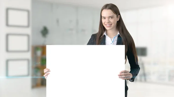 Jovem mulher de negócios bonita e designer criativo em pé sobre fundo interior azul — Fotografia de Stock