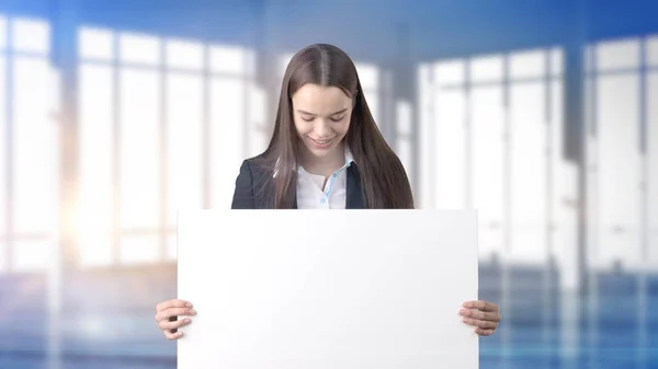 Jeune belle femme d'affaires et designer créatif debout sur fond bleu intérieur — Photo