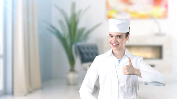 Mooie vrouw van medische arts in uniform. Studio achtergrond geschilderd. Concept van winstgevende gezondheidszorg. — Stockfoto