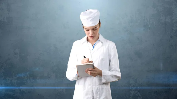 Bella dottoressa in uniforme. Studio dipinto sfondo. Concetto di assistenza sanitaria redditizia . — Foto Stock