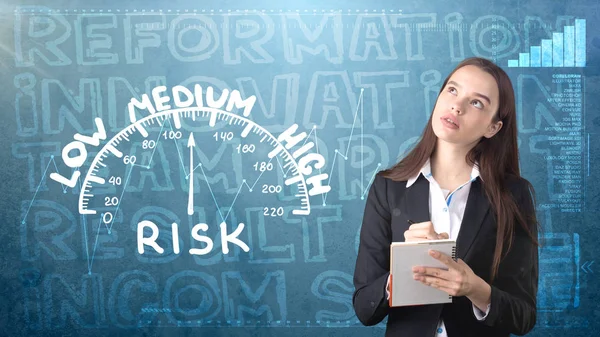 Güzellik işkadını kelimeler pazarlama ile boyalı arka plan üzerinde. Reklam, yatırım ve iş planı kavramı