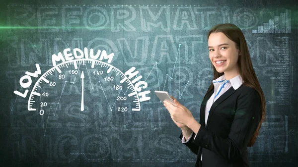 Güzellik işkadını kelimeler pazarlama ile boyalı arka plan üzerinde. Reklam, yatırım ve iş planı kavramı