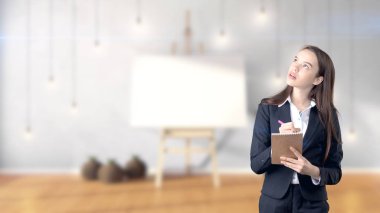 Genç güzel iş kadını ve yaratıcı tasarımcı mevsimlik iç arka plan üzerinde duran