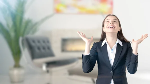 Jeune belle femme d'affaires et designer créatif debout sur fond bleu intérieur — Photo