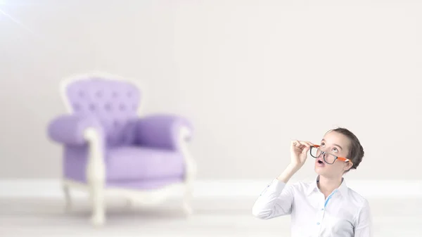 Jeune belle femme d'affaires et designer créatif debout sur fond bleu intérieur — Photo