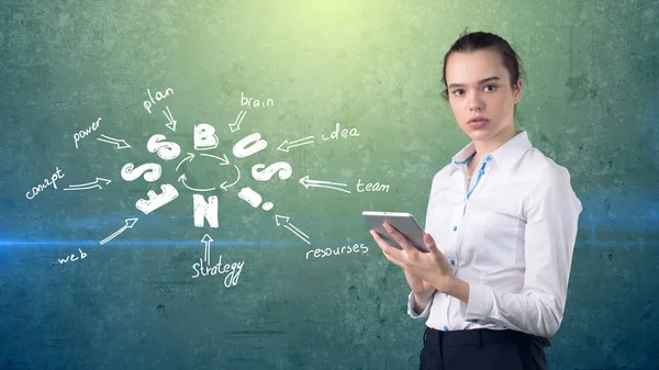 Üzerinde çizilmiş bir iş fikir kroki ile pad duvarının yakınında tutarak bir takım elbise kız. Başarılı bir işkadını kavramı.