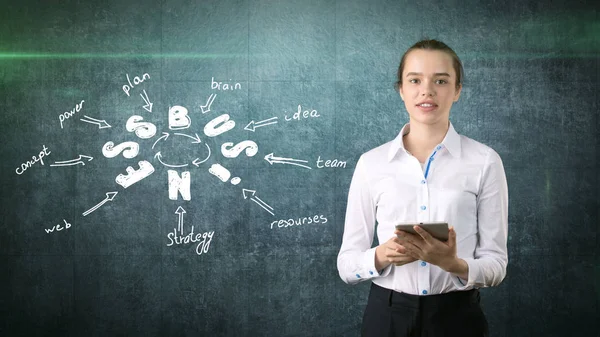 Üzerinde çizilmiş bir iş fikir kroki ile pad duvarının yakınında tutarak bir takım elbise kız. Başarılı bir işkadını kavramı.