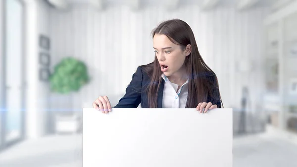 Joven mujer de negocios sobre fondo interior —  Fotos de Stock