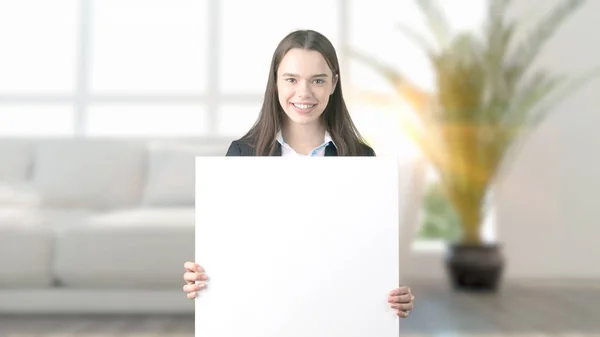 Junge schöne Geschäftsfrau und kreative Designerin vor blauem Hintergrund — Stockfoto