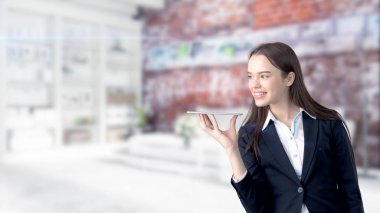 Genç iş kadını iç arka plan üzerinde