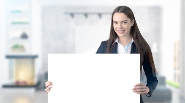 Genç iş kadını iç arka plan üzerinde