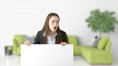 Genç iş kadını iç arka plan üzerinde