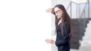 Genç iş kadını iç arka plan üzerinde